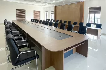 Bàn họp chân sắt, bàn họp gỗ: Nên chọn loại nào?